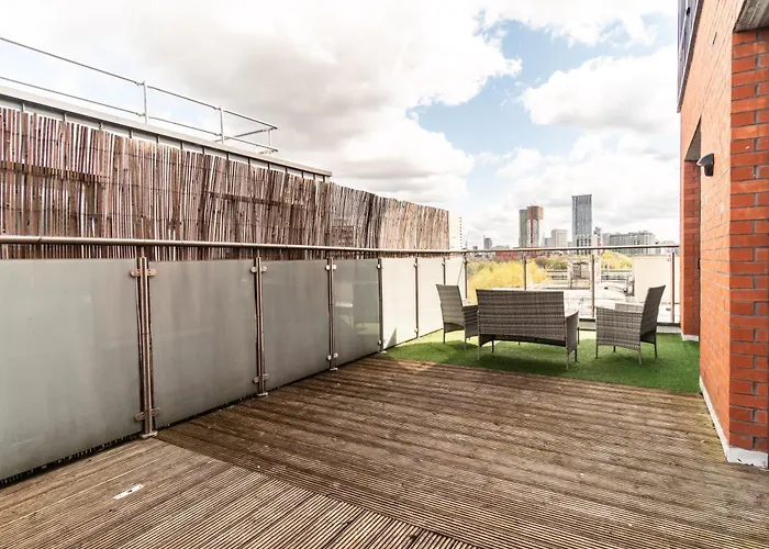 Prime Location 1 Bed Penthouse Apartment